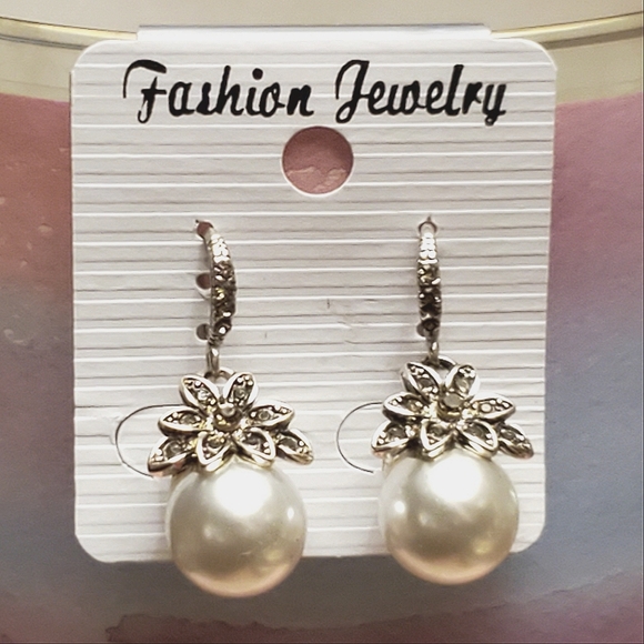 Fashion Imitation white pearl earrings with inlaid rhinestones. - Picture 2 of 5